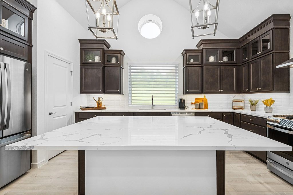 901 Kingwood Drive, League City, TX 77573