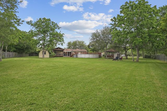 5520 Henley Street, Santa Fe, TX 77510