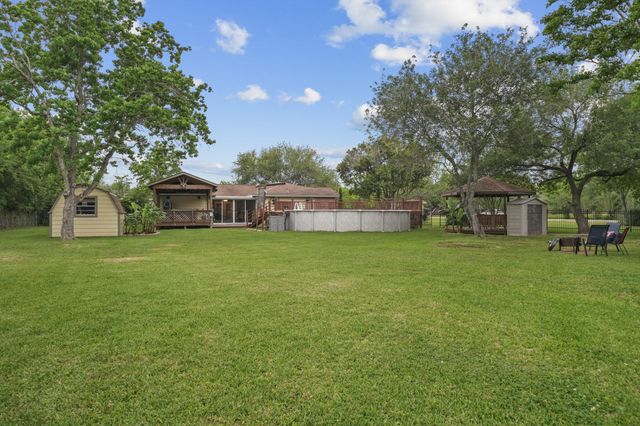5520 Henley Street, Santa Fe, TX 77510