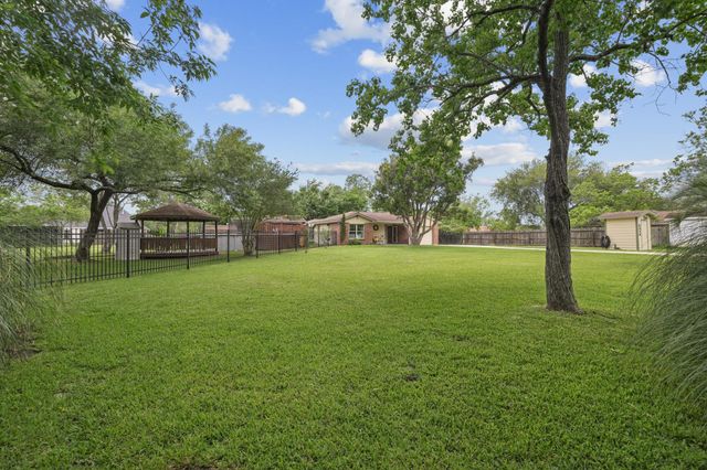 5520 Henley Street, Santa Fe, TX 77510