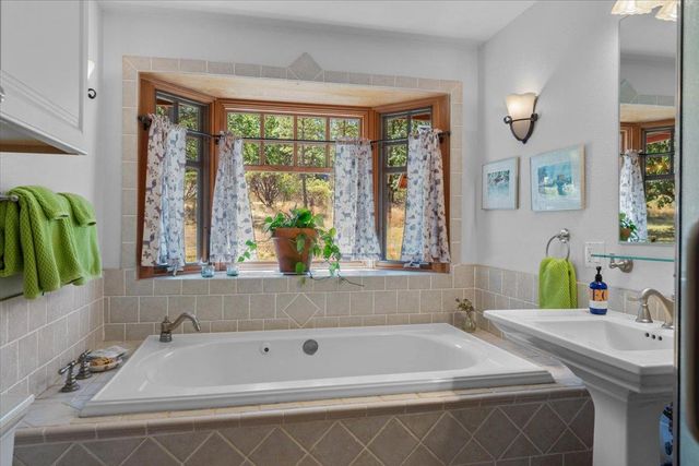 125 Old Orchard, Weaverville, CA 96093