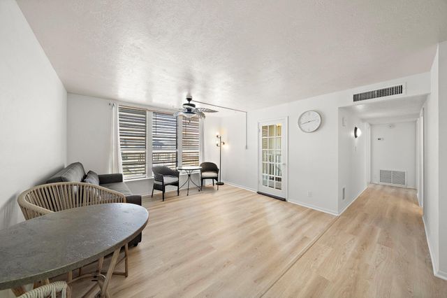 31 Dolphin Street, Bayou Vista, TX 77563