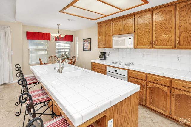 5201 Pavia Court, Bakersfield, CA 93308