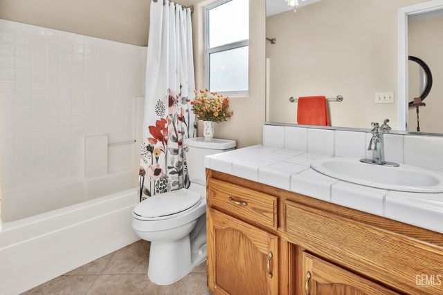 5201 Pavia Court, Bakersfield, CA 93308