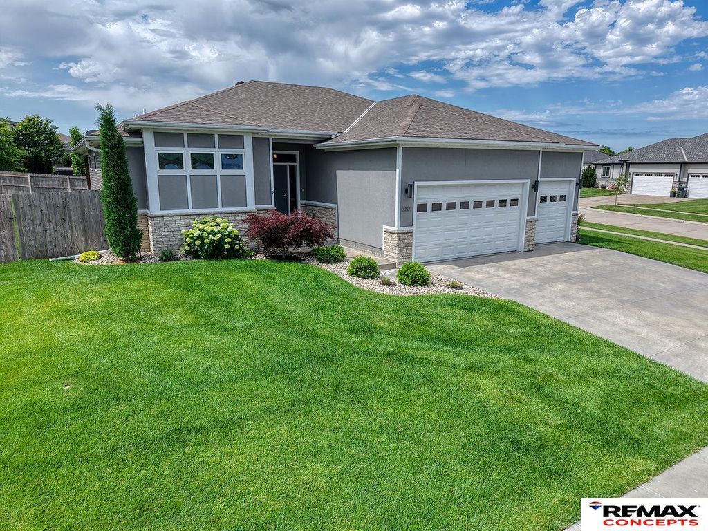 6301 Kelsey Lane, Lincoln, NE 68516