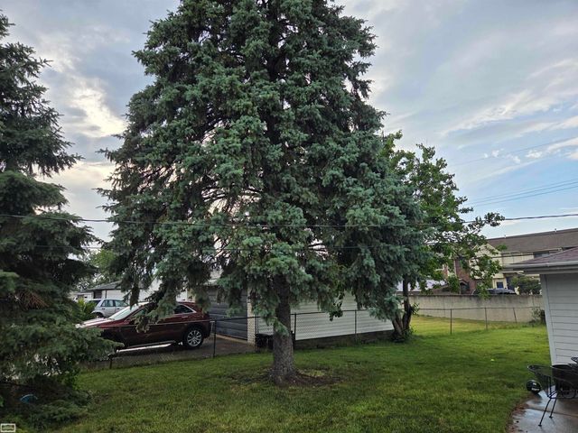 27697 Larry Street, Roseville, MI 48066