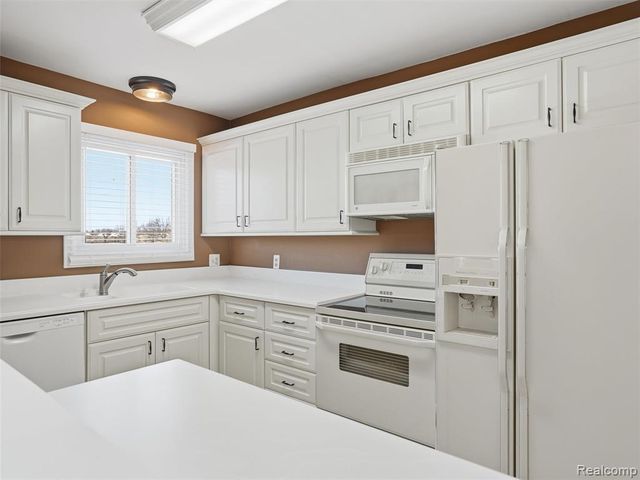 216 Country Club Drive, Saint Clair Shores, MI 48082