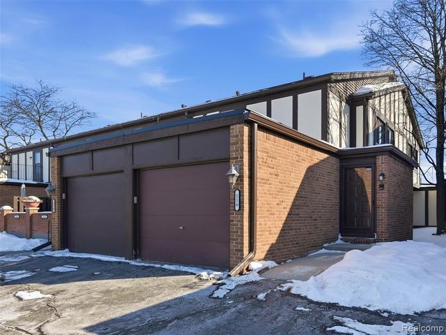 216 Country Club Drive, Saint Clair Shores, MI 48082