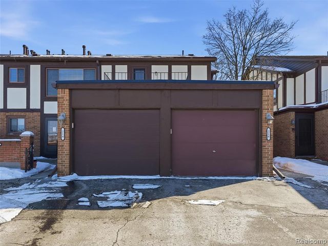 216 Country Club Drive, Saint Clair Shores, MI 48082