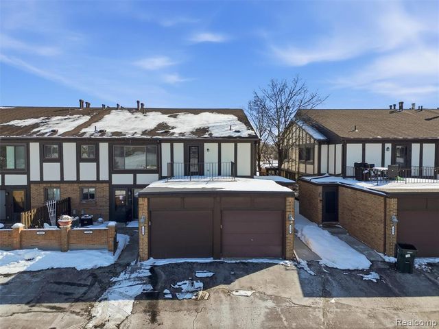 216 Country Club Drive, Saint Clair Shores, MI 48082
