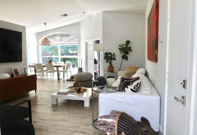 5862 NW 113th Pl, Doral, FL 33178