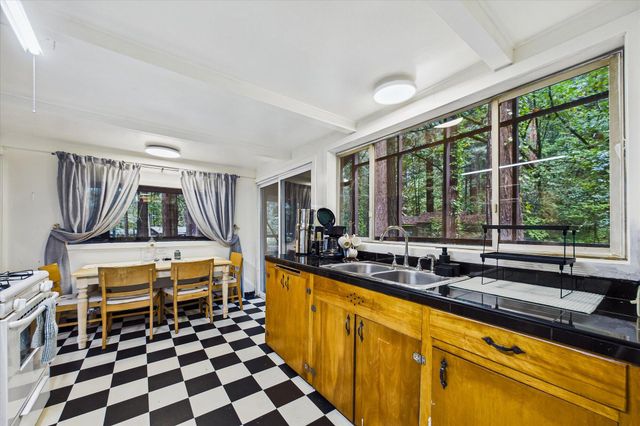 243 Forest Drive, Redway, CA 95560