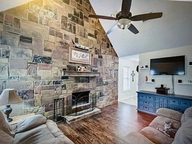 104 S Parkway Drive, Alvarado, TX 76009