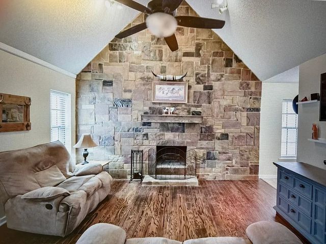 104 S Parkway Drive, Alvarado, TX 76009