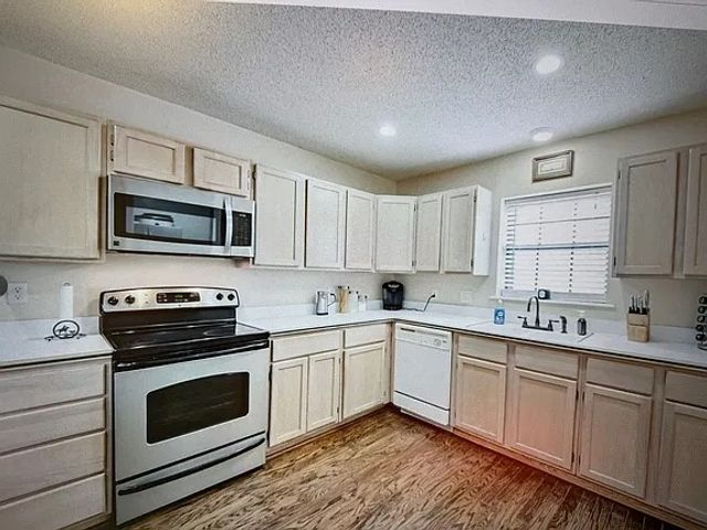 104 S Parkway Drive, Alvarado, TX 76009