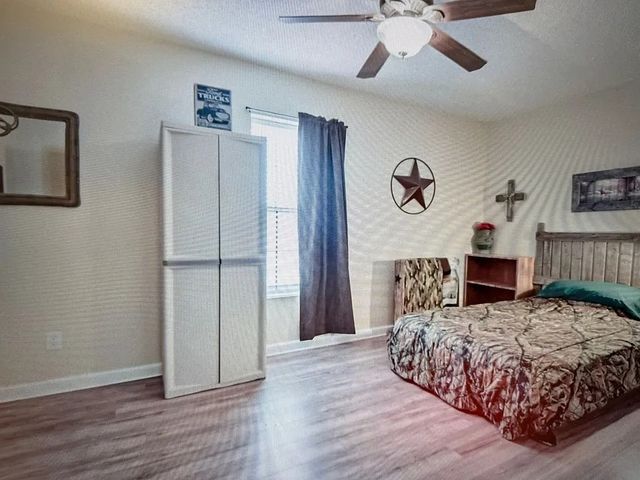 104 S Parkway Drive, Alvarado, TX 76009