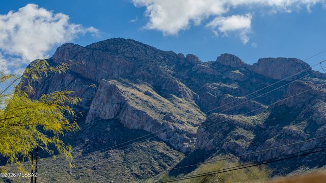 310 E Highcourte Lane, Tucson, AZ 85737