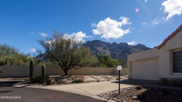 310 E Highcourte Lane, Tucson, AZ 85737