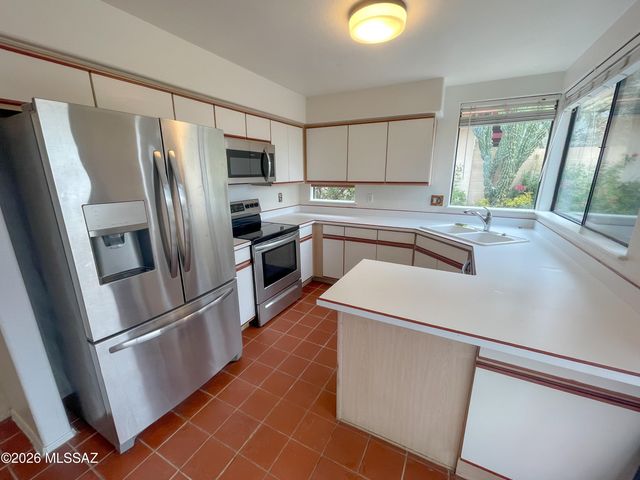 310 E Highcourte Lane, Tucson, AZ 85737