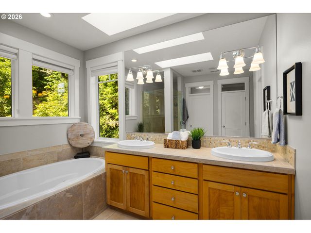 9325 Nw HOPEDALE Ct, Portland, OR 97229