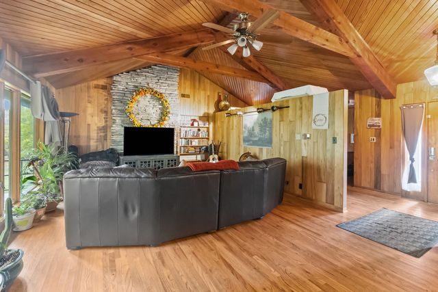 7822 N Pillow Hill Road N, Spring Grove, IL 60081