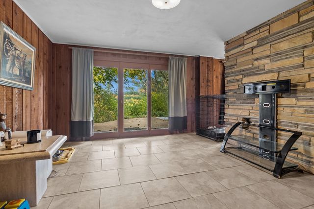 7822 N Pillow Hill Road N, Spring Grove, IL 60081