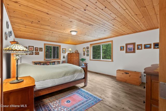 335 Tamarack Ln, Sagle, ID 83860