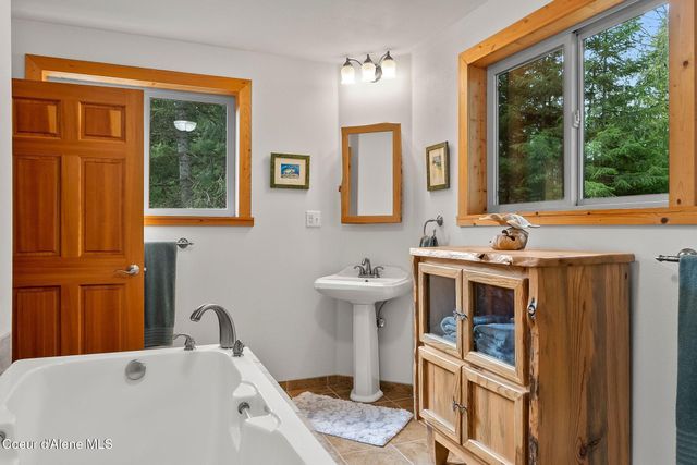 335 Tamarack Ln, Sagle, ID 83860