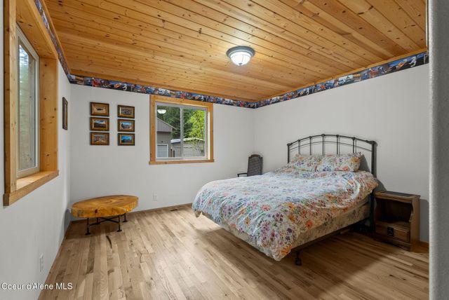 335 Tamarack Ln, Sagle, ID 83860