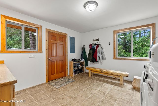 335 Tamarack Ln, Sagle, ID 83860