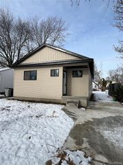 1535 E Meyers Avenue, Hazel Park, MI 48030