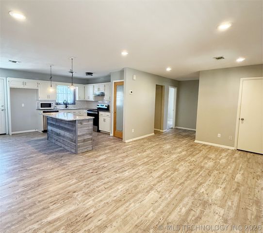 415 S 1st Street, Morris, OK 74445