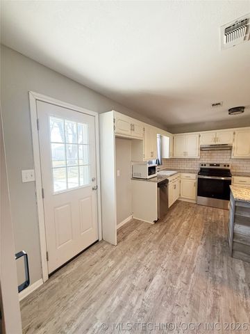 415 S 1st Street, Morris, OK 74445