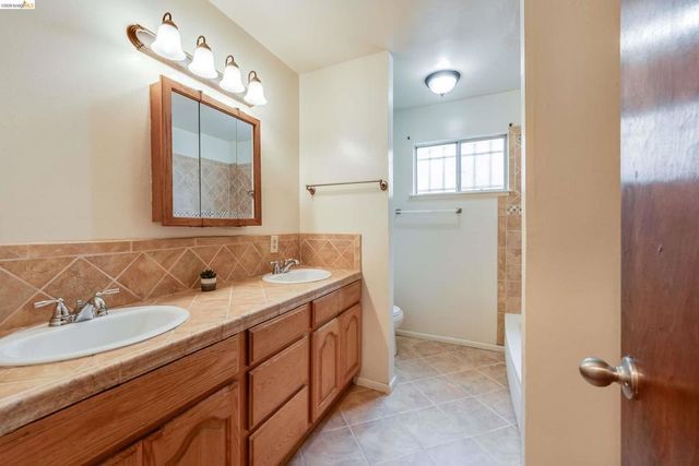 905 E 24Th St, Oakland, CA 94606