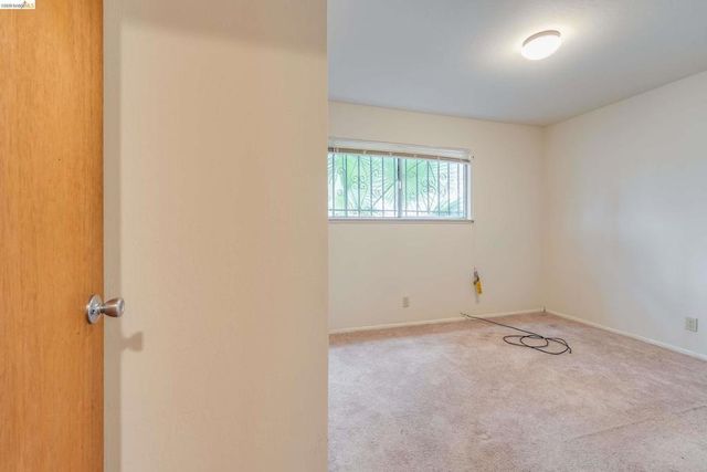 905 E 24Th St, Oakland, CA 94606