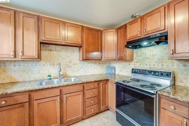 905 E 24Th St, Oakland, CA 94606