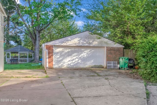 7718 St Bernard Ct, Louisville, KY 40291