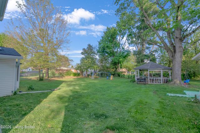 7718 St Bernard Ct, Louisville, KY 40291