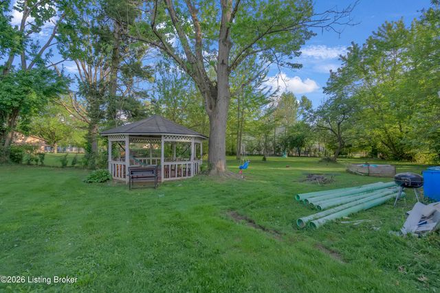 7718 St Bernard Ct, Louisville, KY 40291