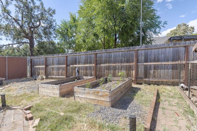 723 NE 12th Street, Grants Pass, OR 97526