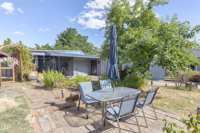 723 NE 12th Street, Grants Pass, OR 97526