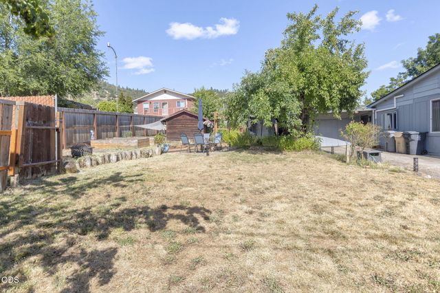 723 NE 12th Street, Grants Pass, OR 97526