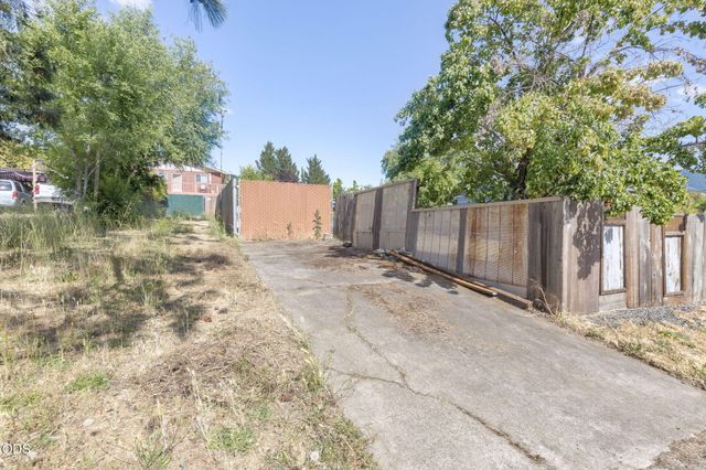 723 NE 12th Street, Grants Pass, OR 97526
