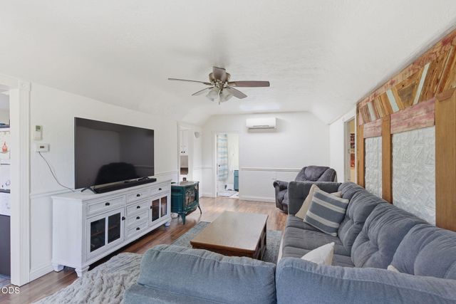 723 NE 12th Street, Grants Pass, OR 97526
