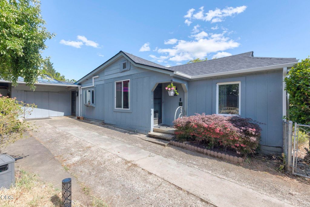 723 NE 12th Street, Grants Pass, OR 97526