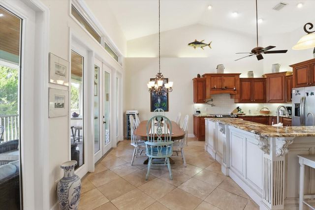 5 PALM DRIVE, Yankeetown, FL 34498