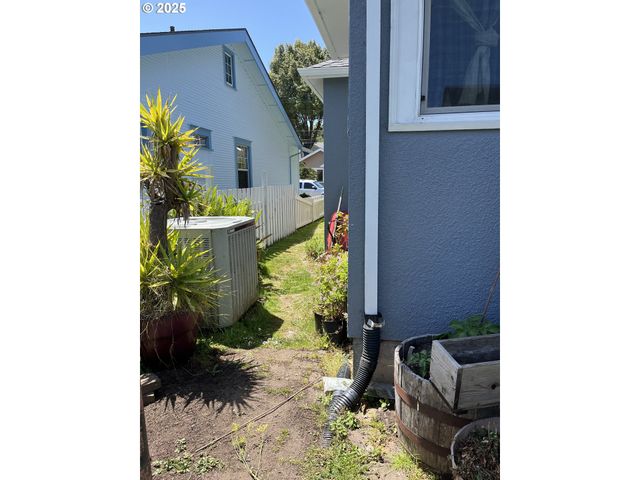 1405 UNION Ave, North Bend, OR 97459