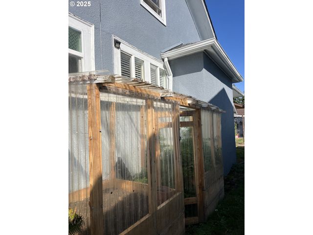 1405 UNION Ave, North Bend, OR 97459