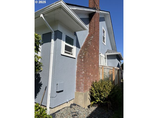 1405 UNION Ave, North Bend, OR 97459