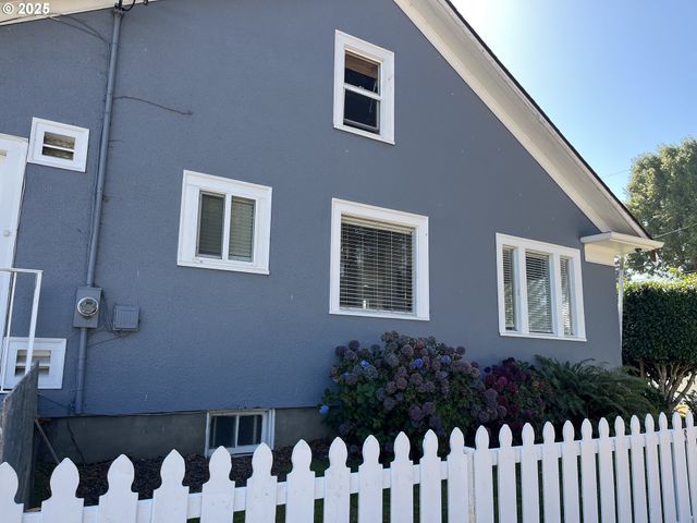 1405 UNION Ave, North Bend, OR 97459